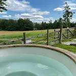 Wellbeing Barn With Hot Tub, Cold Plunge, Pet Friendly