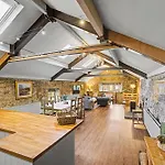Holiday home Wellbeing Barn With Hot Tub, Cold Plunge, Pet Friendly