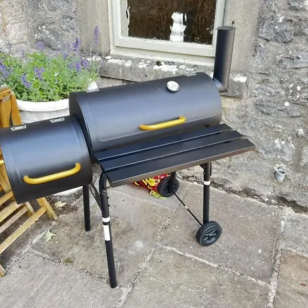 Wellbeing Barn With Hot Tub, Cold Plunge, Pet Friendly