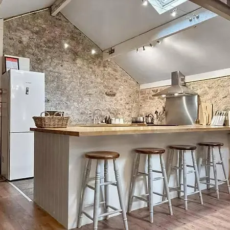 Wellbeing Barn With Hot Tub, Cold Plunge, Pet Friendly Holiday home *